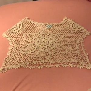 Topp - En hel ny vit och oanvänd topp i storleken S