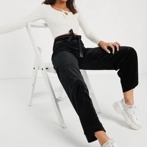 Monki svarta sammetsbyxor - Sjukt fina och sköna sammetsbyxor från Monki. Knappt använda. Sköna och stretchiga.