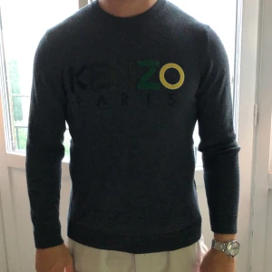 Kenzo tröja  - En grå kenzo tröja . Nypris : 2500:-. Mitt pris : 800:-  Oanvänd och i mycket fint skick . Fraktkostnad tillkommer 