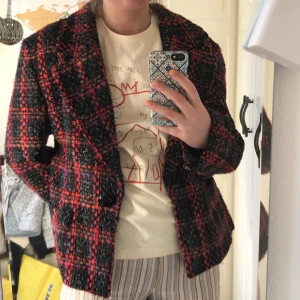 Flerfärgad blazer - Varm & trevlig blazer med axelvaddar som går att klippa bort. Funkar med både t-shirt & hoodie under.