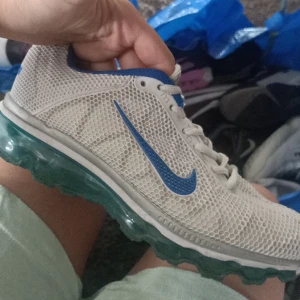 Old School Nike skor  - Gammeldags air Max skor säljes pga att de Intel ängre passar... Väldigt svårt att sälja dessa då det är ett par älsklings skor som är otroligt sköna. Byte går! 