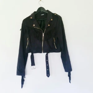  - Jättefin jacka i mocka-imitation med fransar. Från missguided helt ny och oanvänd. Säljes pga lite liten för mig.