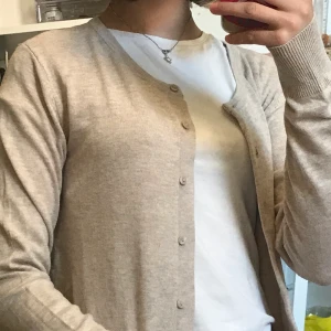 Kofta - Säljer denna beiga kofta ifrån hm, nästan aldrig använd! Du betalar frakten men möts gärna upp i Stockholm för enkelhetens skull!