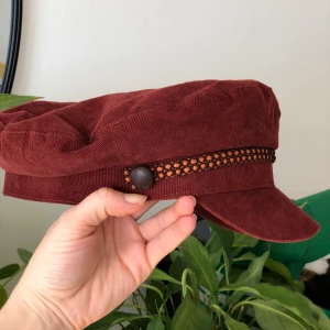 Emilkeps vinröd - Vinröd emilkeps från pull & bear!