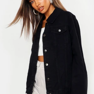 Svart Jeansjacka i strl 36 - Snygg jeansjacka i strl 36 i svart / urtvättad svart färg. Säljs pga flyttrensning och då jag har två stycken svarta jeansjackor. 🥰🥰 Buda från 100kr.