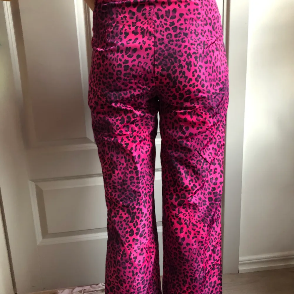 Helt oanvända rosa cheeta print byxor från dollskill!💘. Jeans & Byxor.