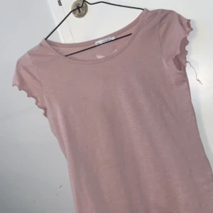 lager 157 Strl xs/s  - Använd 1 gång rosa tröja från lager 157 passar xs/s        30kr + frakt köparen står för frakten 