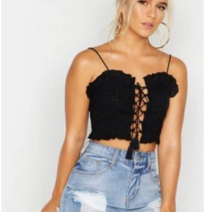 Sweet heart croptop - Jätte snygg svart croptop, säljs då jag inte längre passar i den, har endast använt den 3 gånger. 