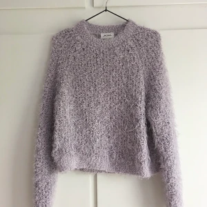 Stickad tröja Monki - Fin pastellila tröja från Monki. Fluffig och supermysig!✨🌸 Storlek S, lagom oversize.    🌙 FRAKT INGÅR I PRISET 🌙