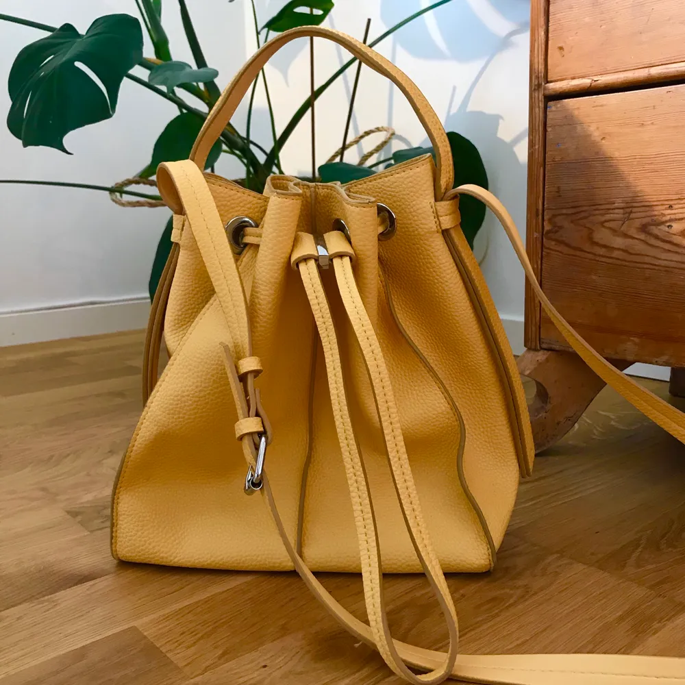 Gul handväska från Zara!!💛 Har bara använts en gång och är i gott skick! Säljer för 50kr + frakt! . Väskor.