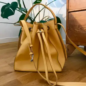 Gul handväska från Zara!!💛 Har bara använts en gång och är i gott skick! Säljer för 50kr + frakt! 