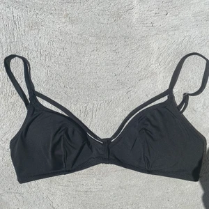 Bikini topp💋 - Svart bikini överdel med en fin detalj! Har pads i man kan ta ut! Kommer aldrig till användning💖 kan mötas på söder annars står köparen för frakt på 25kr💘
