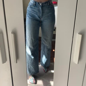 Yoko mid blue jeans Monki - Säljer nu mina jeans från monki då jag har flera liknande och dessa ej kommit till användning. Jag är 168 och de sitter bra o längden på mig. Dem är i storlek 28. Kan skicka mer bilder om d önskas 