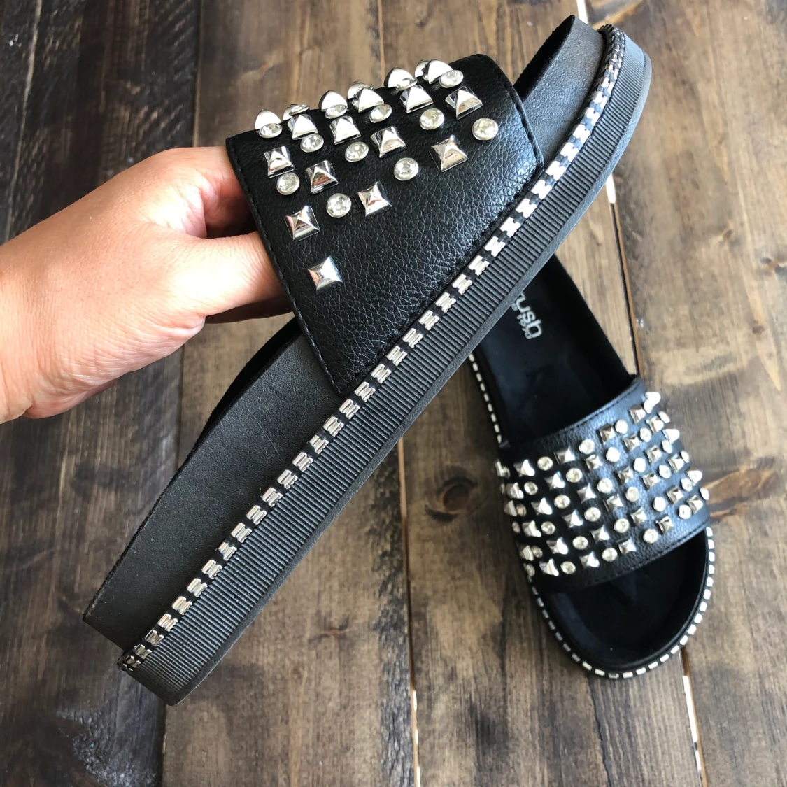 Slip-ins med nitar och strass - 90