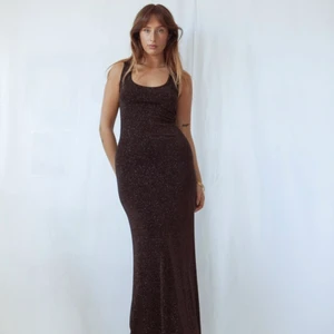 Snygg festklänning! - Inte jag på bilden! Köpt second hand av @palmerbracevintage, men kom aldrig till användning. Kostade ca.300 kr och säljer för 200 kr. Svart klänning med vackra detaljer av glitter som skimrar fint i ljuset! Frakt tillkommer.