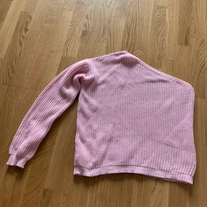 Rosa stickad tröja  - Rosa stickad tröja med en arm. Använd 1 gång. Från Nelly.com. 100kr inklusive frakt.