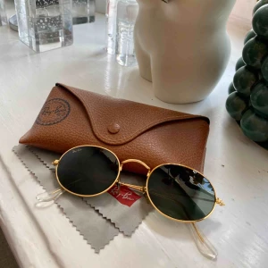  - Jättefina solglasögon till sommaren!☀️ se bild 3 för tre små repor!