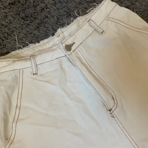 Vita raka jeans - Snygga vita raka jeans, sitter snyggt på. Men har växt ur dom så därför jag säljer. 