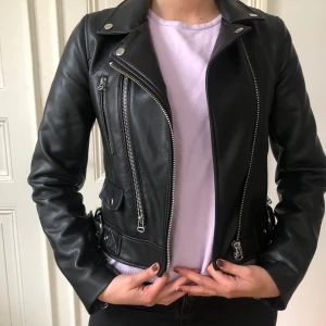 Jacka med skinneffekt - Asball jacka med skinneffekt!! Svart är en färg jag verkligen älskar, så enkel och basic bara. Jag skulle säga att den passar både till S och XS. Ursprungspris: 599kr men säljer för 300kr. Har tyvärr inte använt jackan mycket så den är i nyskick<3 