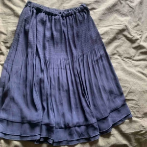  - knälång kjol som inte kommer till användning. Skulle säga att den passar både mindre och större storlek eftersom det är resår i midjan. Frakt tillkommer