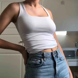  - Basic, snyggt linne från Zara med ”insydd” bh! Så skönt material och aldrig använd. Fraktar gärna, och då delar vi på frakten;)