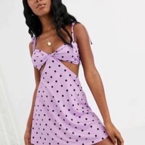 Asos - prickig klänning strl 34  - Söt klänning att ha i sommar! Köptes på Asos och har endast använts 1 gång. Bra skick! 