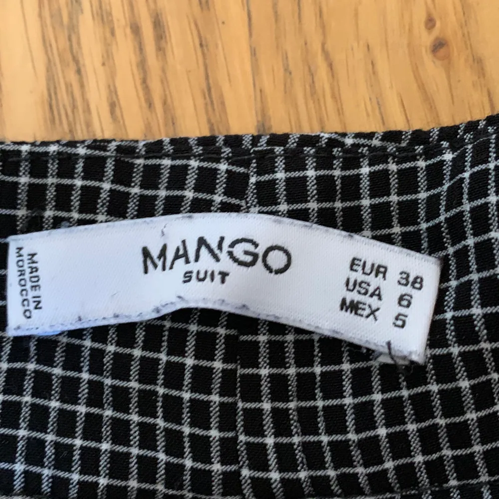 Fladdriga byxor från mango, sjukt sköna nu till sommaren. Köparen står för frakten . Jeans & Byxor.