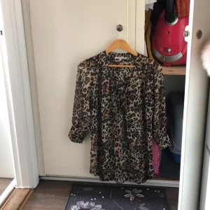 Blus  - Andvänd 1 gång! Fint skick ❤️ stor small. Fint att ha ett magskärp till!  