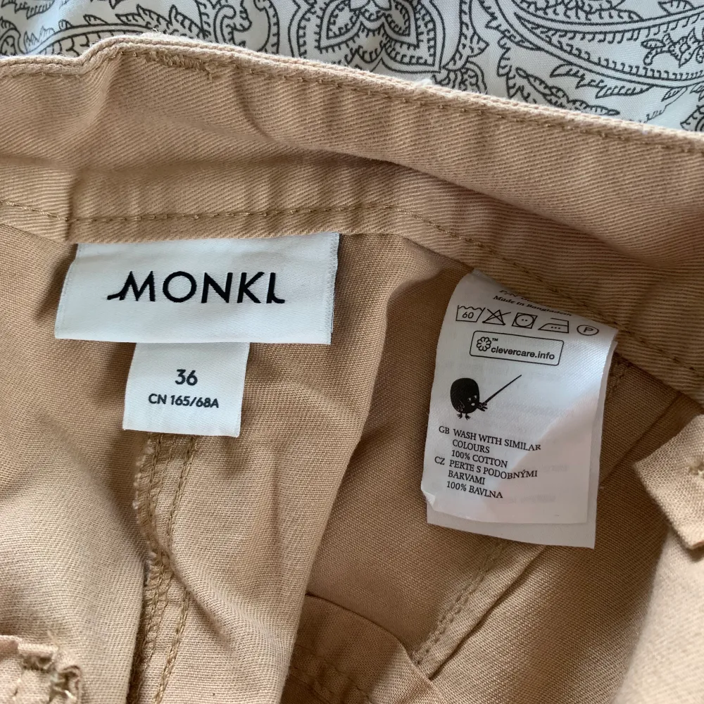 Säljer dessa cargobyxor från Monki stl 36! Jättefint skick! Frakt tillkommer 🥳. Jeans & Byxor.