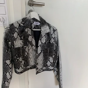 Jacka i orm imitation  - Jättefin croppad jacka i orm imitation. Är endast använd 1 gång. Frakten är ingår!