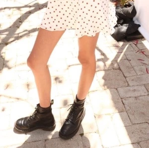 DR MARTENS (36) - Världens finaste sko🥺 som tyvärr knapp kommit till användning som ni ser på bilderna är de näst intill oanvända. Tänkte därför kolla intresse men kommer endast sälja vid intressanta bud.  Skon är storlek 36 och köptes för ca 1800kr💕  