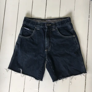 Jeansshorts - Balla lite längre jeansshorts. Fint skick!!💘💘