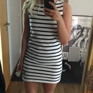 Randig Busnel klänning! - Randig Busnel klänning som knappt är använd! Säljer pga att det inte är min stil längre! Står inte storlek men skulle säga att den passaren allt från XS-M, beroende på hur tajt man vill att den ska sitta! Kan mötas upp i Stockholm annars står köparen för 