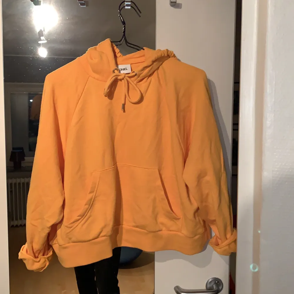 Croppad gul hoodie i storlek XS endast använd ett fåtal gånger. Passar en S också. Ska sitta lite pösigt, snygg till jeans. Hoodies.