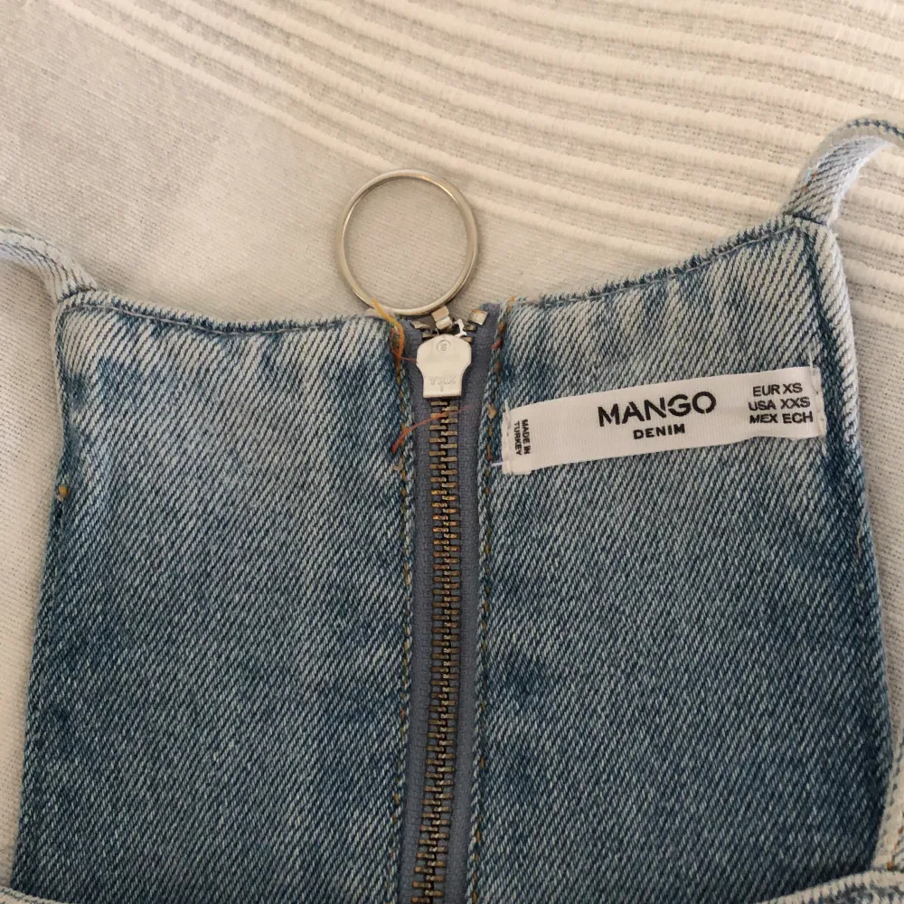 Superfin jeansklänning från Mango i storlek XS. Endast använd ett fåtal gånger, dvs. den är som ny. Säljes pga jag har växt ur den. Betalning via swish. Jag betalar halva frakten!. Klänningar.