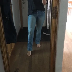 Bootcut jeans! - Supersnygga bootcut jeans från hm! Jätte sköna men säljer pga att dom är för små! Kan mötas upp i Stockholm annars står köparen för frakt