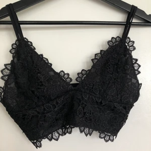 Jättesöt svart bralett (Aldrig använd) - 100kr! Aldrig använd men lapparna är klippta, skriv för fler bilder. Köpt för 200kr
