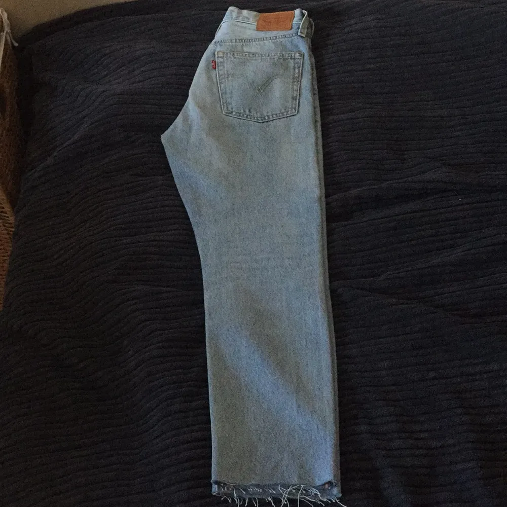 Levis 501 skinny, knappt använda säljes pga av för små, står ingen storlek men är som en 24/25a avklippta i benen passar mig som är 1,58. Kan skickas :) . Jeans & Byxor.