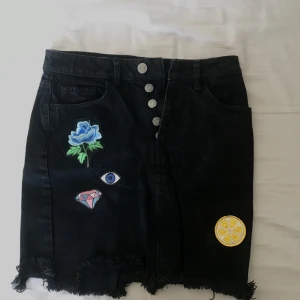 Kjol - Det är storlek 2xs. Den är rätt så liten i midjan. Den är aldrig använd bara testad några få gånger❤️ Den har inga fula märken någonstans och den är som ny!  Det är bara att höra av sig i dm om du är intresserad eller vill ha mer information!❤️