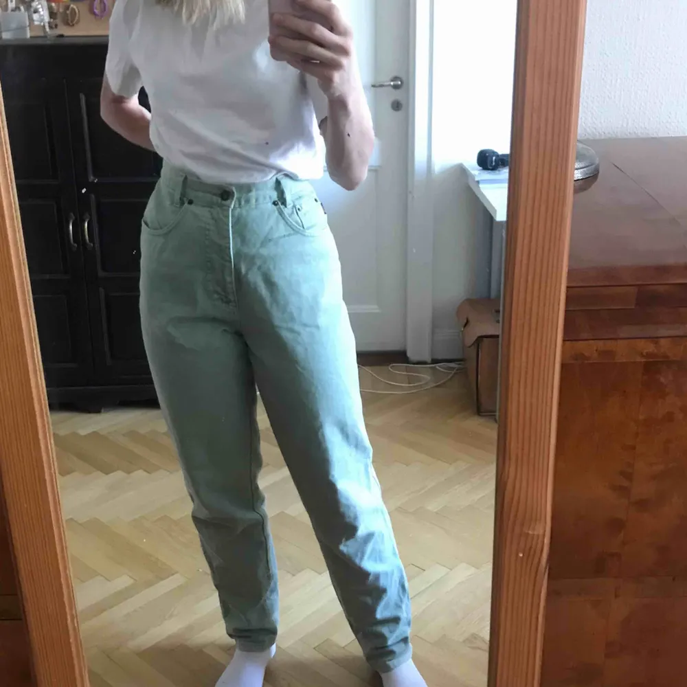 Pastellgröna jeans i mycket bra skick. Långa i benen. Trendig färg. Köparen står för frakten. Kan även mötas upp i Stockholm . Jeans & Byxor.