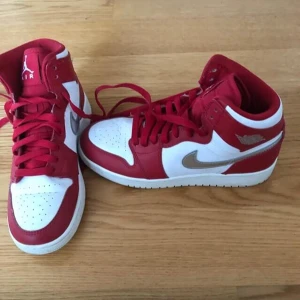 Nike air Jordan  - Intressekoll på mina Jordans de är i storleken 37.5 kan även byta ut dom mot ett par andra i storleken 37,5-38
