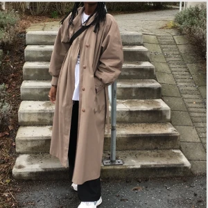 SNYGGASTE beiga kappan - Denna beiga (sjukt snygga) kappa🦋✨den är knappt använd så skicket är väldigt bra!!💖