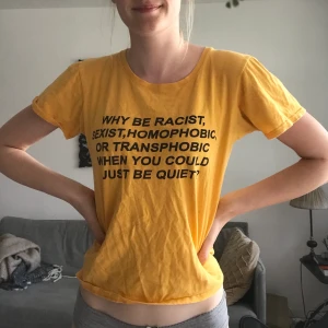 Gul tröja med statement - Solgul tröja med fint statement på. Tjockt och bra material 