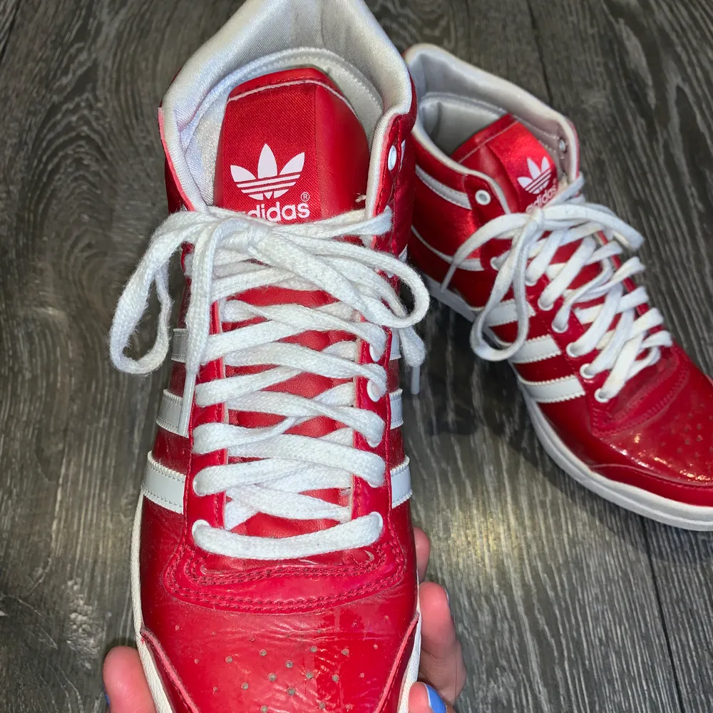 Ett par suuuper coola röda sneakers från Adidas Sleek Series. Nästintill oanvända! Säljer pga att dom tyvärr är lite för långt utanför min comfortzone. Nypris ca 1200kr. Högsta bud gäller. Frakt tillkommer.. Skor.