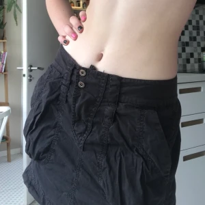 Lågmidjad svart kjol  - Svart kjol, 2000-tal