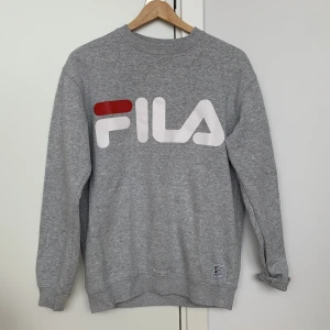 Fila hoodie - Superfin tjocktröja från Fila. Knappt använd och i nyskick. Frakt tillkommer.