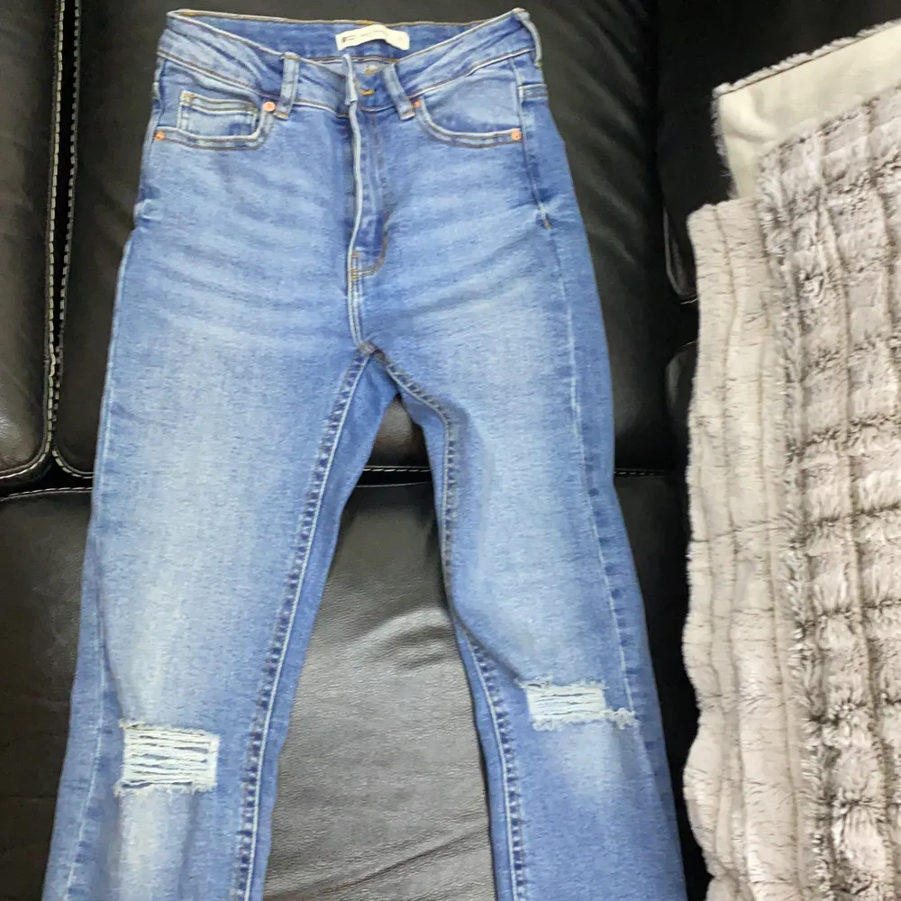 Ljusblåa jeans m hål och slitningar i modellen Molly Orginal. Storlek S men passar även XS. Aldrig använda, inga defekter! Självklart kan man göra större hål. Jeans & Byxor.