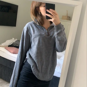 Grå Sweatshirt  - Oversized grå sweatshirt köpt secondhand 