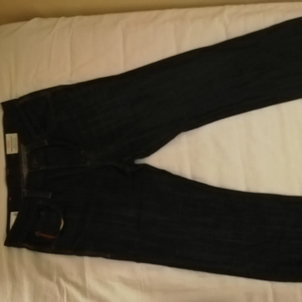 Säljer dessa super snygga vintage Hugo boss jeans💕 säljs då de inte passar mig:) budgivning om flera blir intresserade:) . Jeans & Byxor.