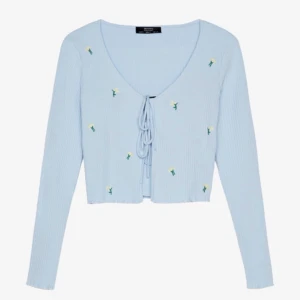 Ribbad kofta stl XS - Ribbad kofta från Bershka. Säljer den då den är för tajt i armarna. ALDRIG ANVÄND! 